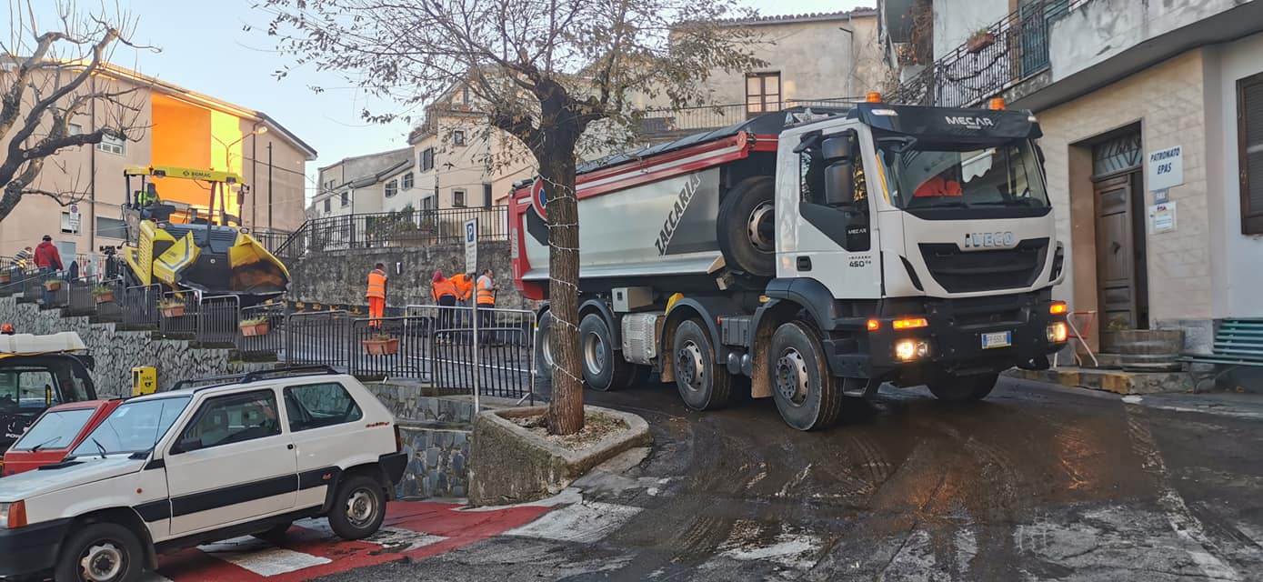 Bitumazione alcuni tratti di strada del centro abitato 