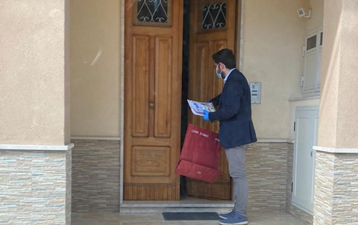 L'amministrazione comunale consegna agli studenti tablet, libri e mascherine