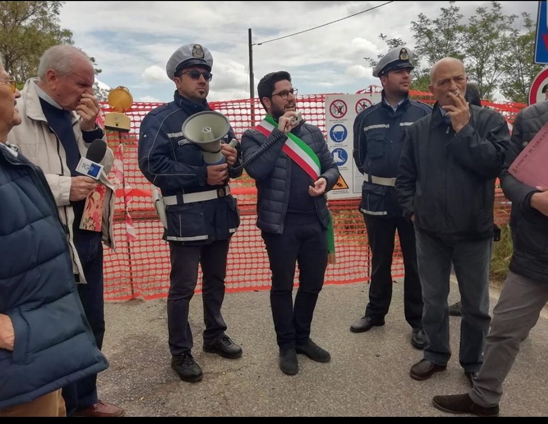 Sovrappasso del vallo. amministrazione e cittadini in piazza per protestare sul ritardo dei lavori